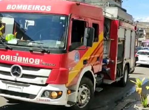 Membros de facção ateiam fogo em viaturas da polícia em Manaus