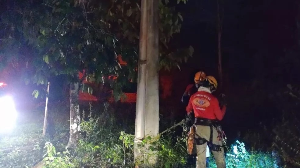 Homem morre eletrocutado e fica pendurado em poste ao tentar furtar transformador de energia em Manaus