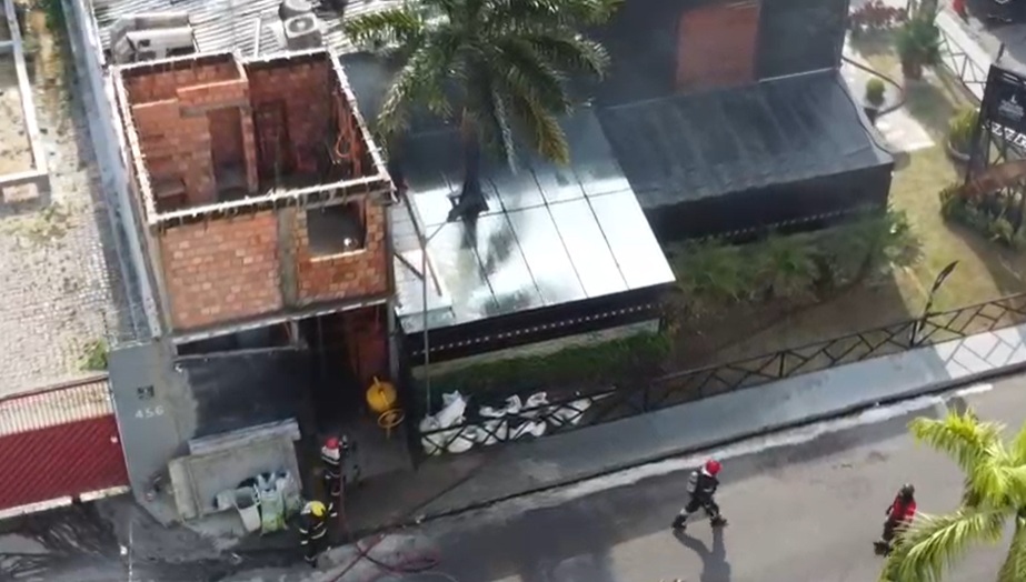 Cinco viaturas e 21 bombeiros atuaram em incêndio no restaurante Velho Monge