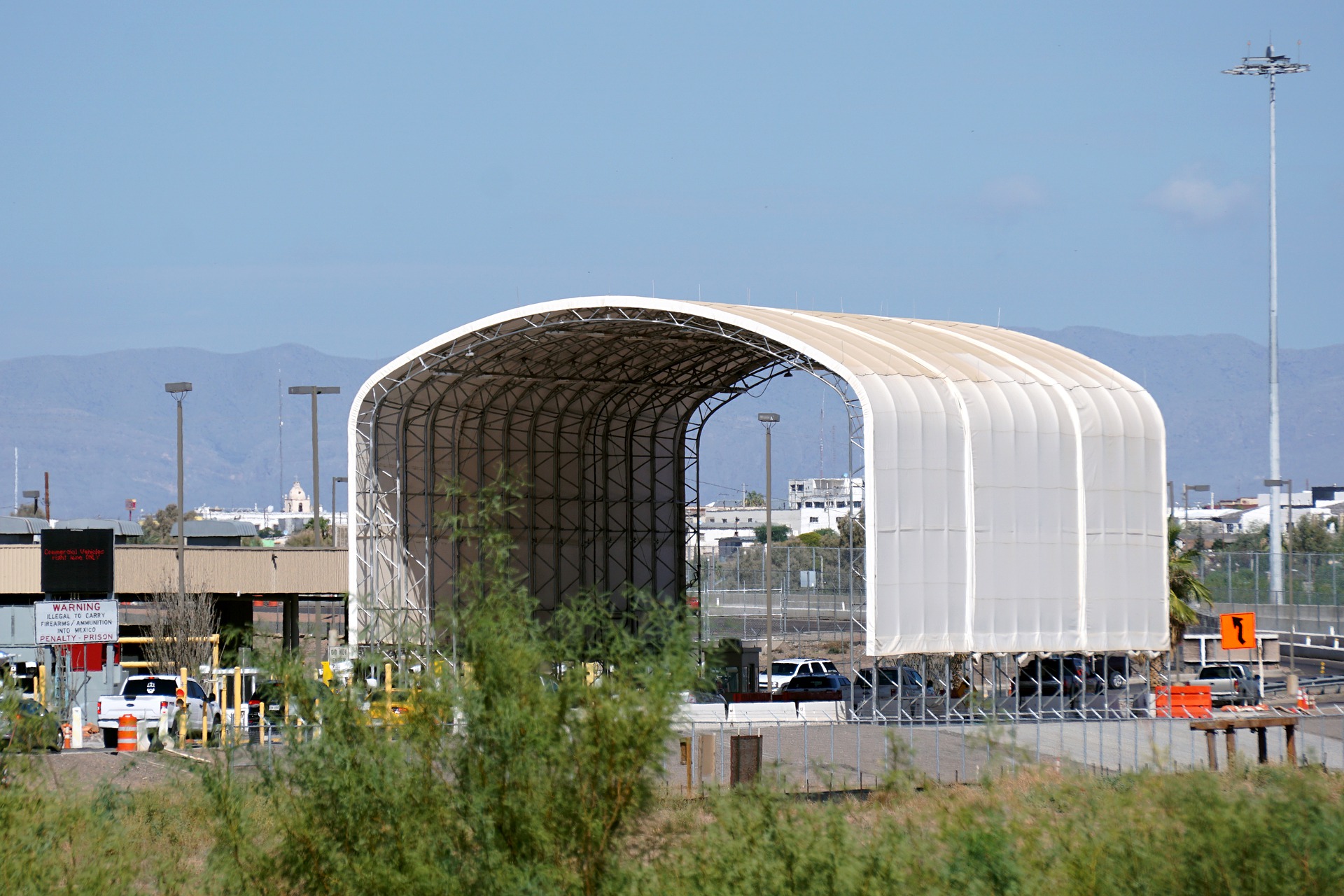 Crianças são jogadas por cima de muro de 4 metros na fronteira dos EUA 