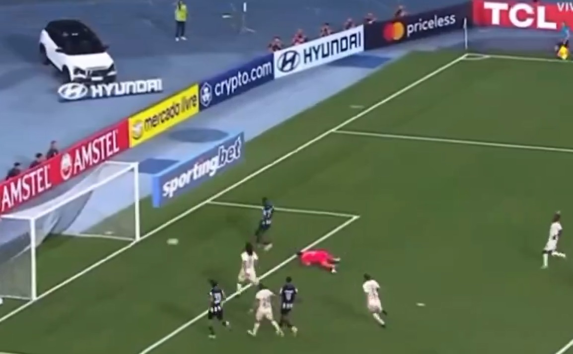 Botafogo faz 3 a 1 no Universitario e se mantém vivo na Libertadores