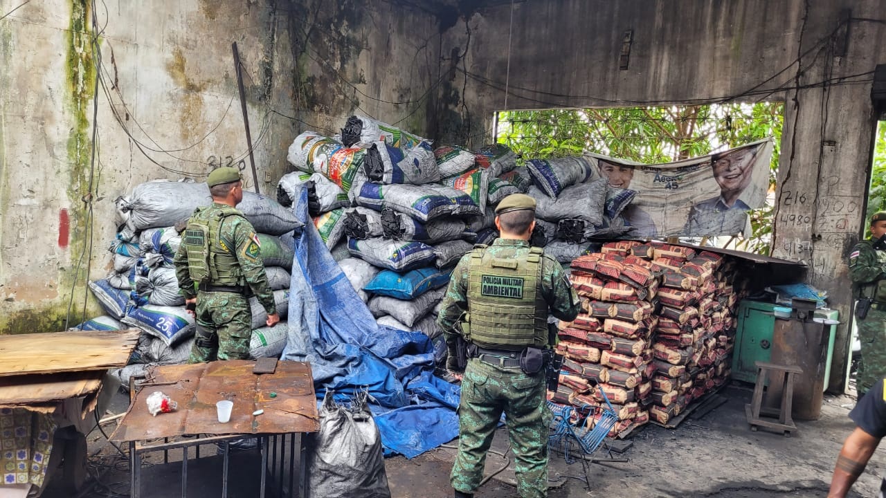 Carga de carvão irregular é apreendida em depósito clandestino em Manaus