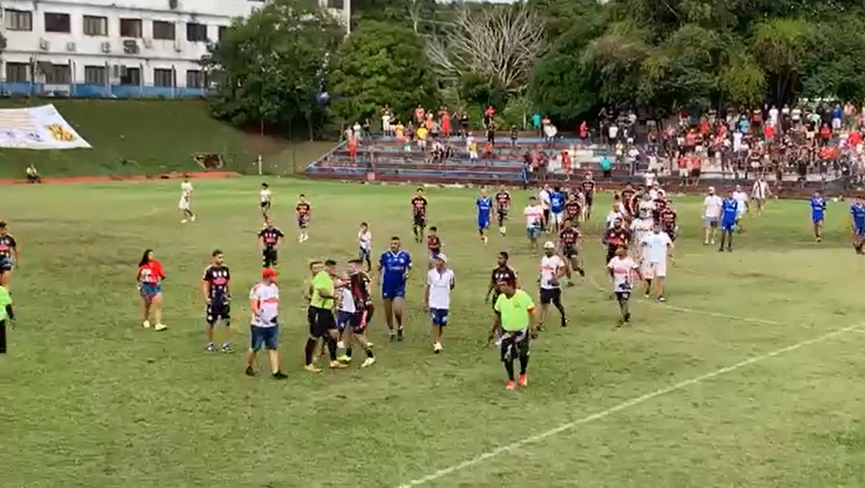 Jogo do Peladão termina com confusão entre árbitro e jogadores em Manaus