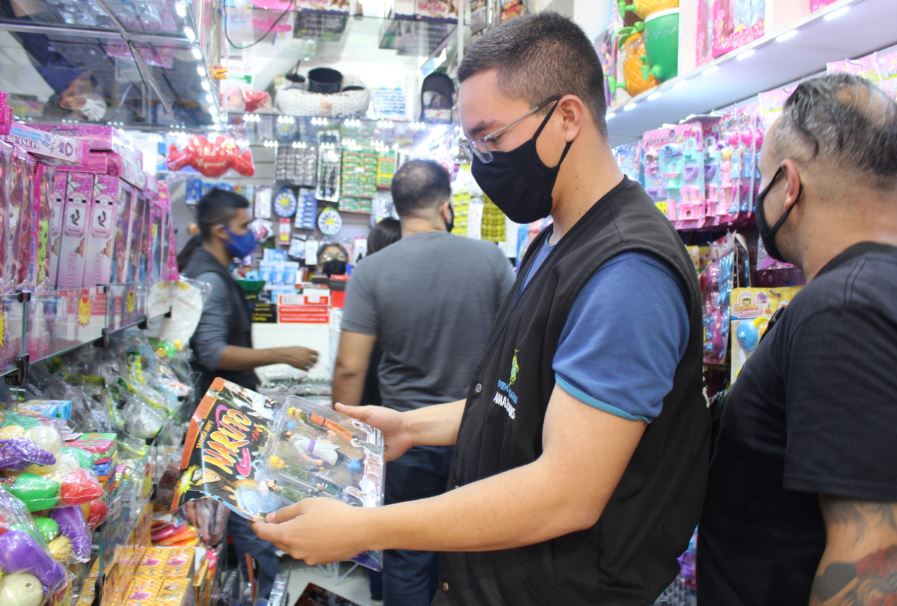Mais de 1,2 mil produtos falsificados são apreendidos em lojas infantis no centro de Manaus
