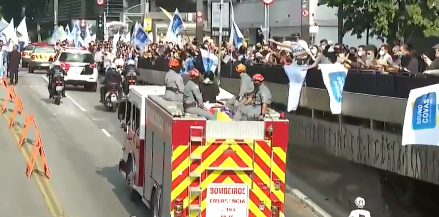 Após cortejo, corpo de Bruno Covas segue para enterro em Santos