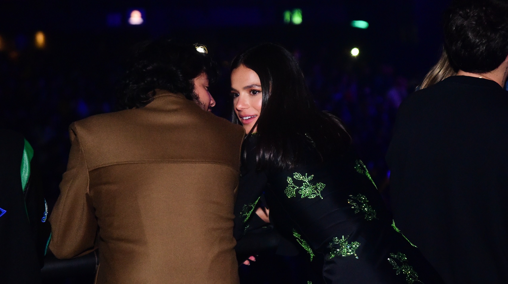 Bruna Marquezine e Xolo Maridueña curtem show juntinhos em clima de intimidade