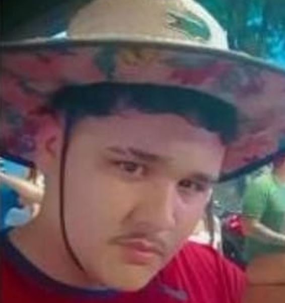 Jovem sai de casa para comprar lanche e é assassinado em praça no Petrópolis