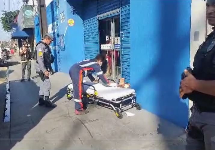 Morador é baleado nas mãos em plena luz do dia em avenida de Manaus