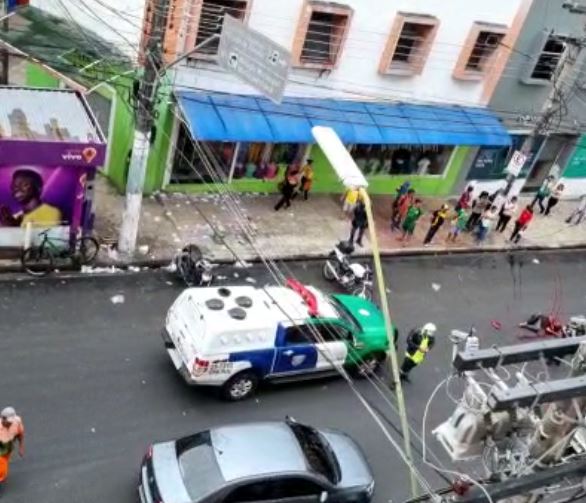 Homem agoniza no meio de avenida após ser brutalmente espancado em Manaus