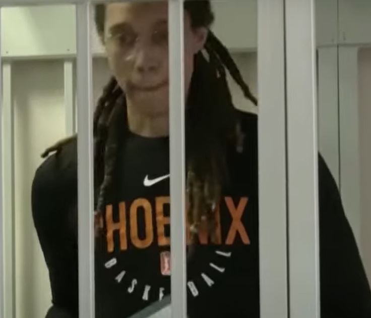 Rússia liberta jogadora americana Brittney Griner em troca de traficante de armas russo