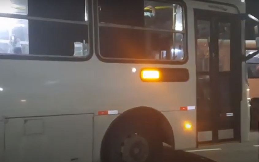 Armado, trio espalha medo entre passageiros durante assalto em Manaus