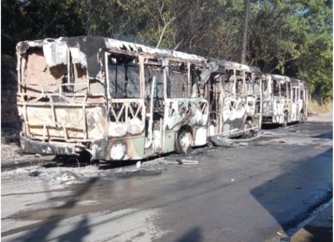 Após ataques de facção, ônibus são recolhidos para garagens em Manaus