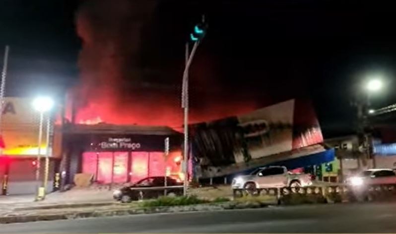 TVLAR e drogaria são destruídas durante mega incêndio em Manaus