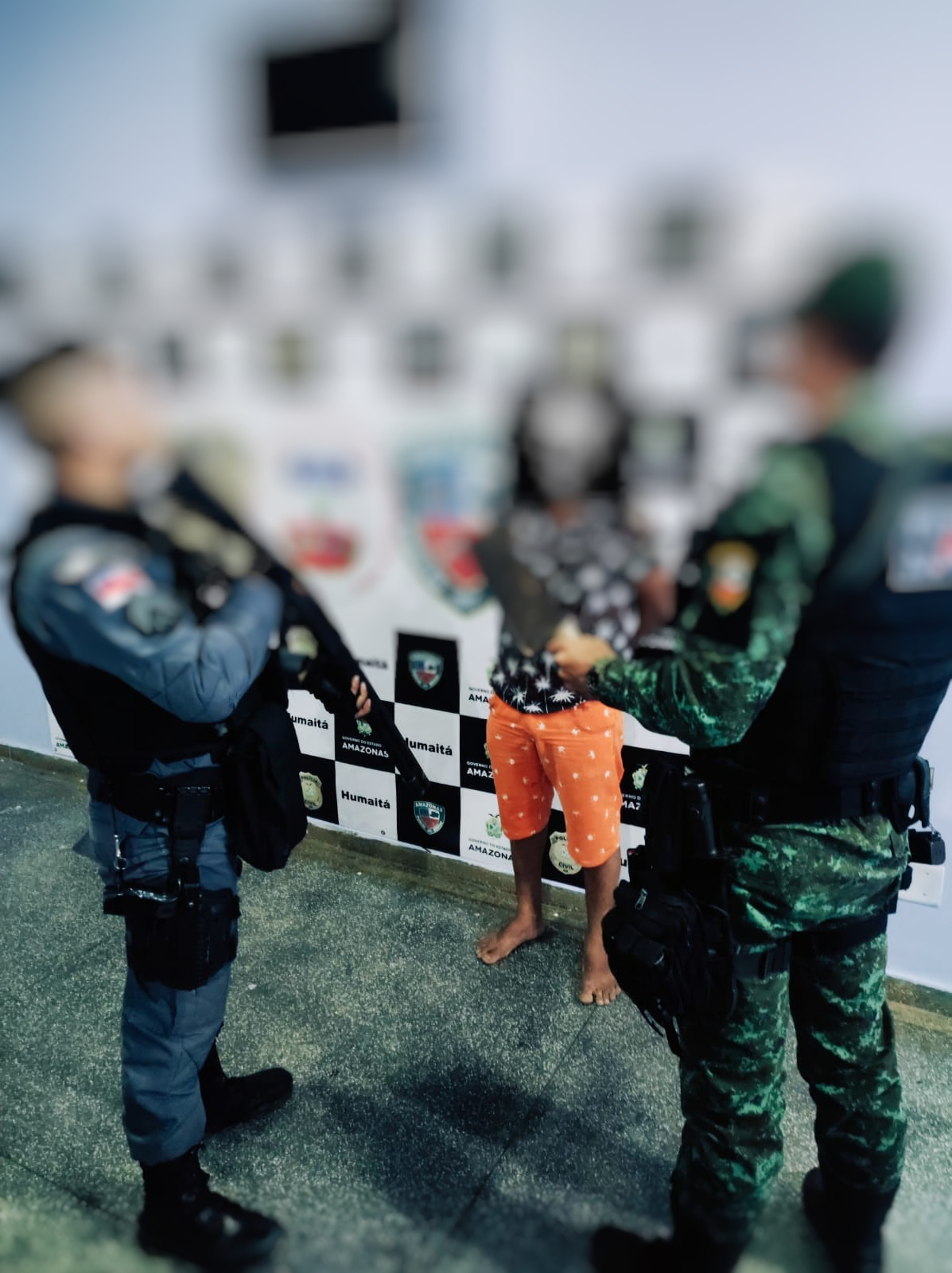 Homem é preso por fazer esposa refém com facão no pescoço na frente de PMs no Amazonas