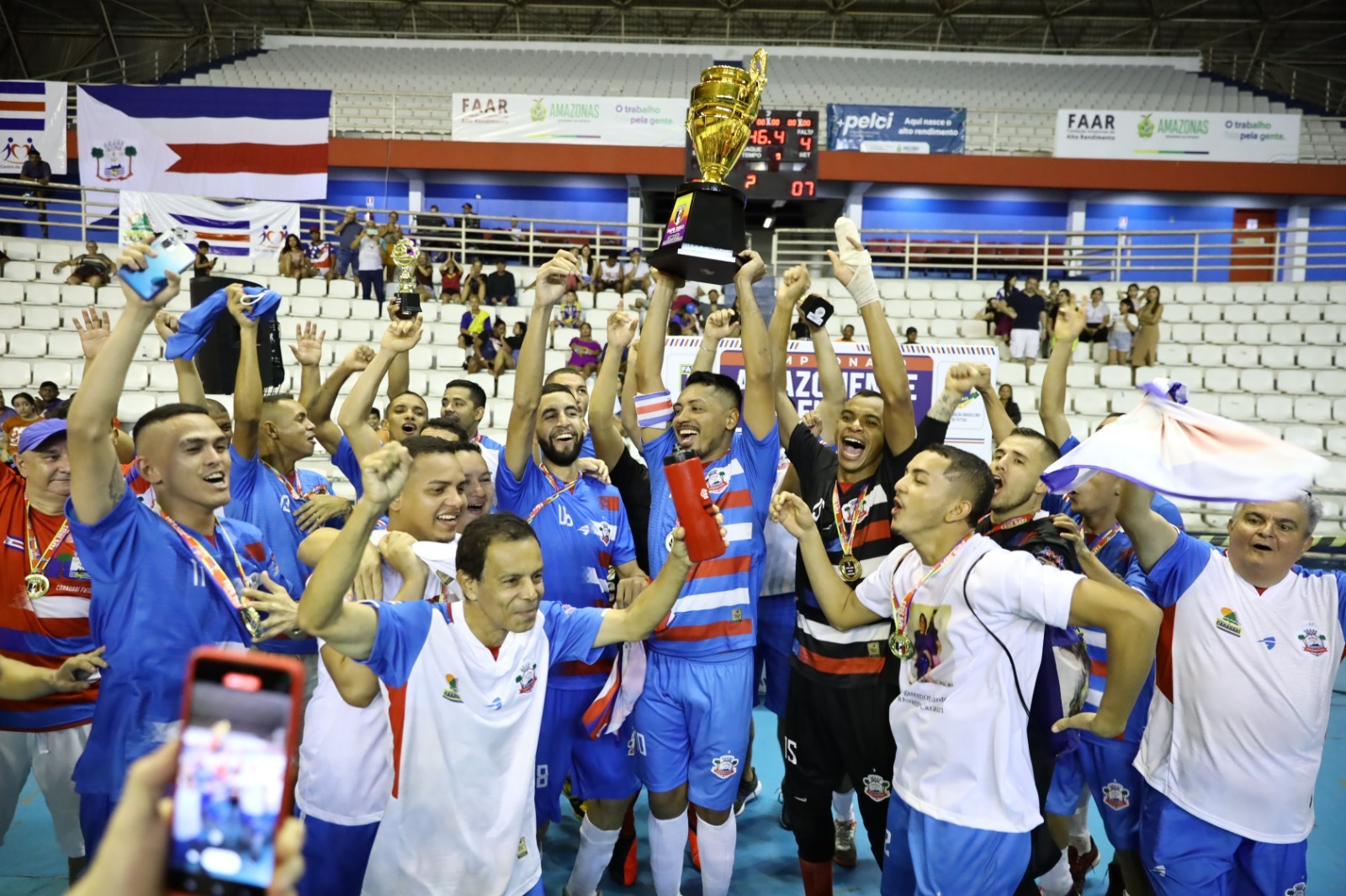 Seleção de Carauari enfrenta quase 4 dias de viagem de barco para competir em Manaus
