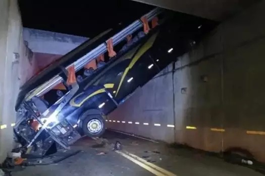 Ônibus de turismo cai em vão de viaduto em Campinas e deixa mais de 20 feridos