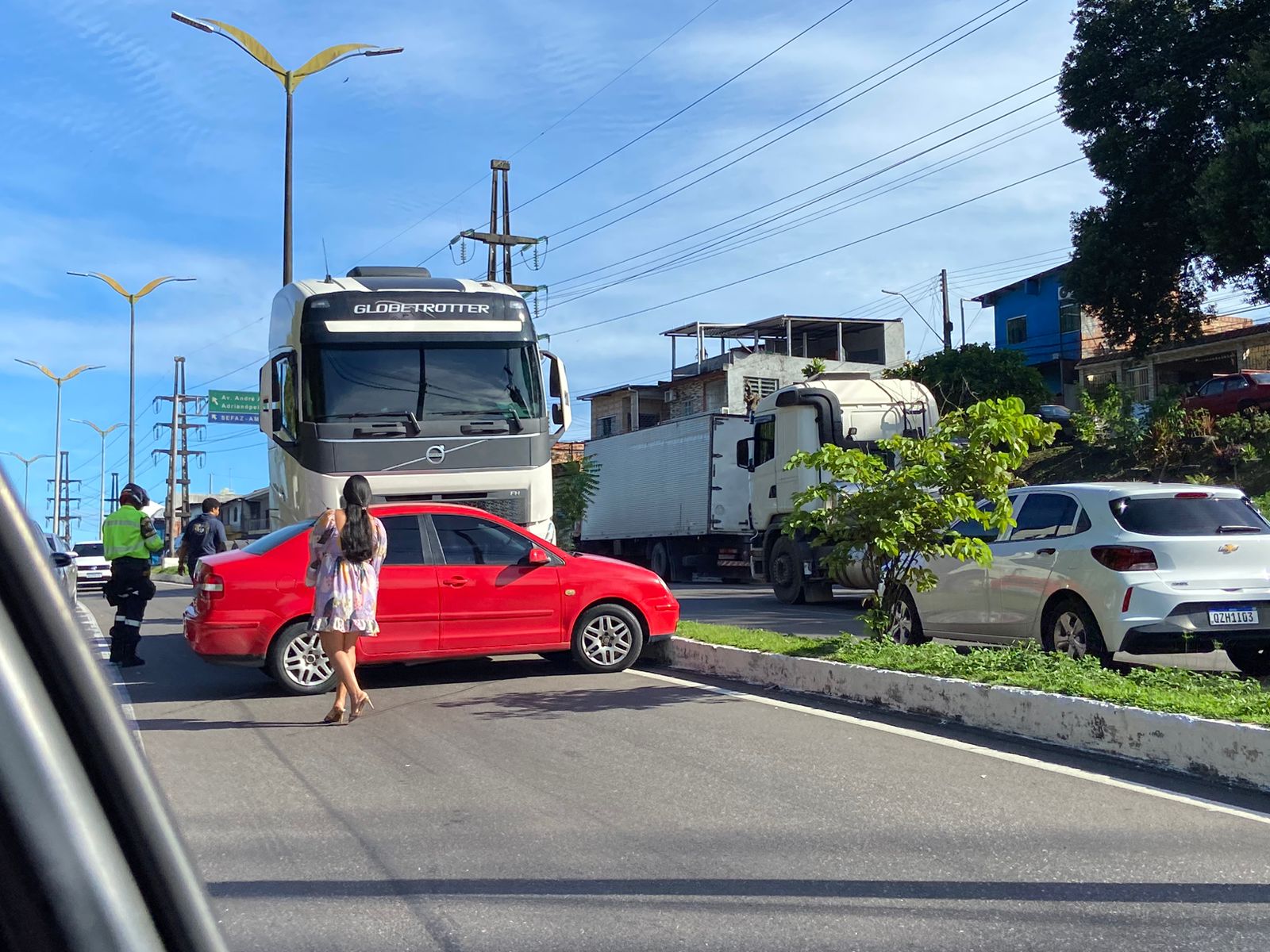 Acidente deixa carro atravessado em avenida e trânsito caótico em Manaus