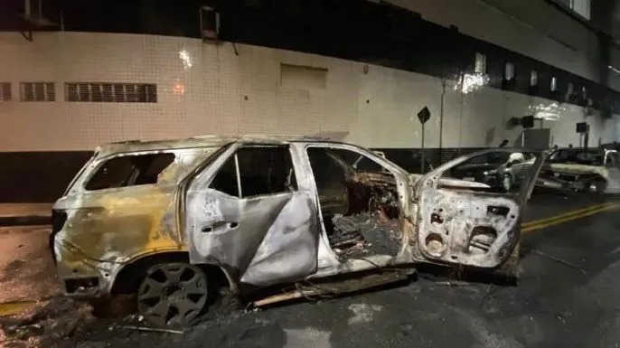 Carro de jogador do Santos é incendiado após queda para a Série B