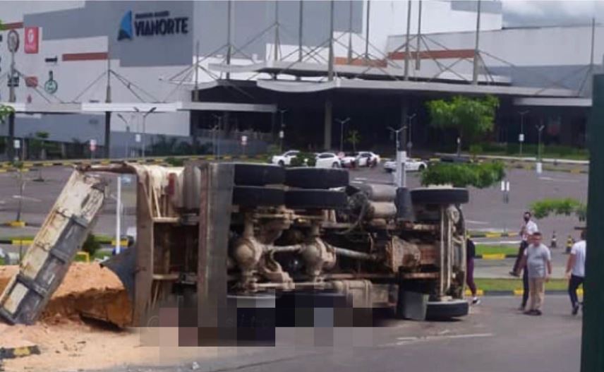 Caçamba invade shopping para evitar esmagar carros em Manaus