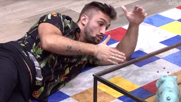 Arthur vira chacota ao chorar por eliminação de Projota: 'Você me deixou'