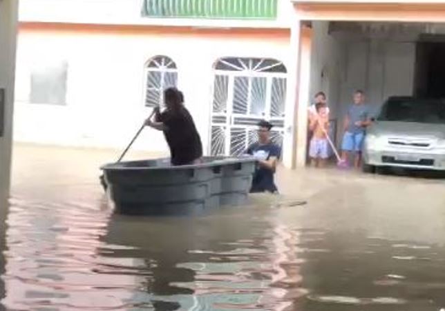 Vídeo: Rua fica inundada e moradores usam tanque para fazer travessia em Manaus