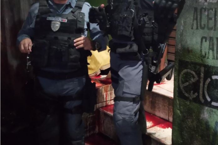 Homem tenta fugir da morte em bar mas é brutalmente assassinado em Manaus