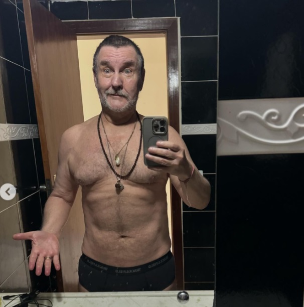 Antonio Calloni surpreende ao aparecer sarado em foto de cueca