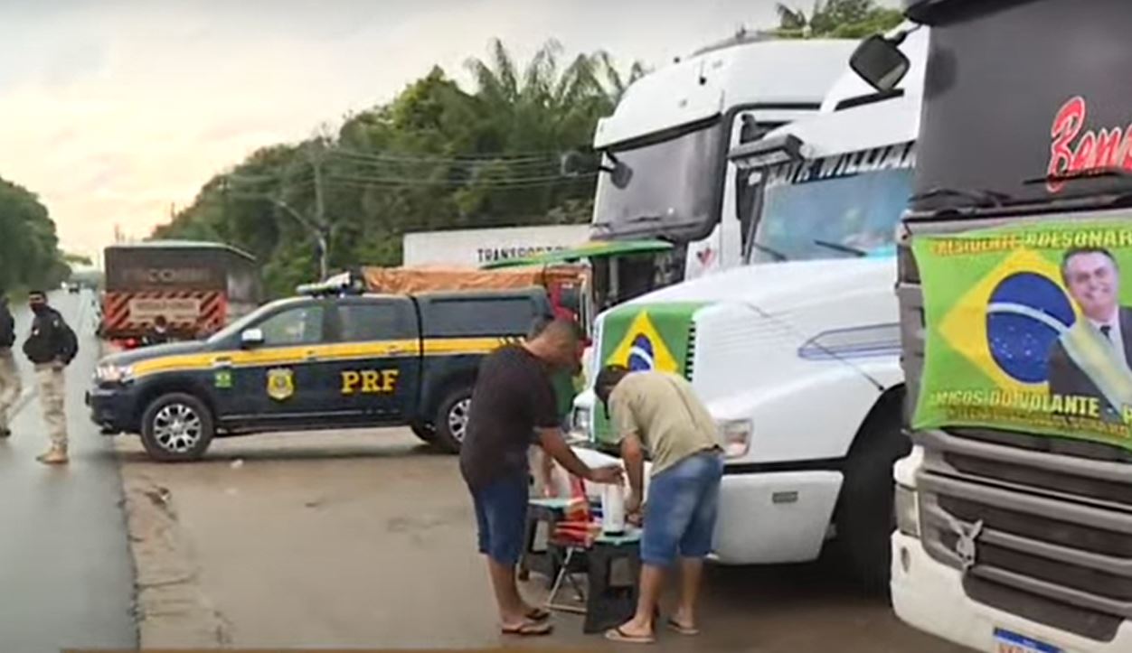 Caminhoneiros seguem com protesto na BR-174; saiba como está o trânsito