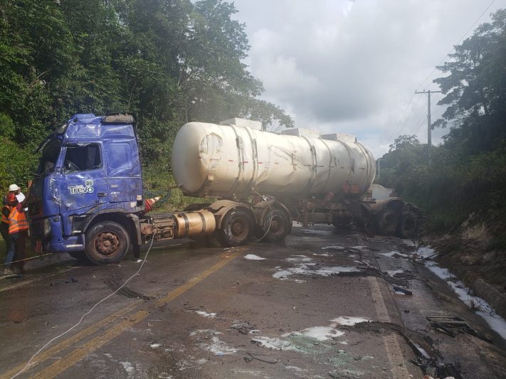 Caminhão tanque que tombou na BR-174 transportava combustíveis de forma ilegal