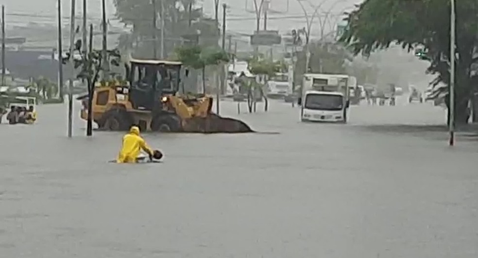Caminhão carregado de vacinas Pfizer fica preso em alagamento