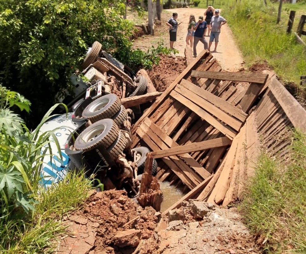 Caminhão carregado com concreto quebra ponte de madeira e cai em riacho; vídeo