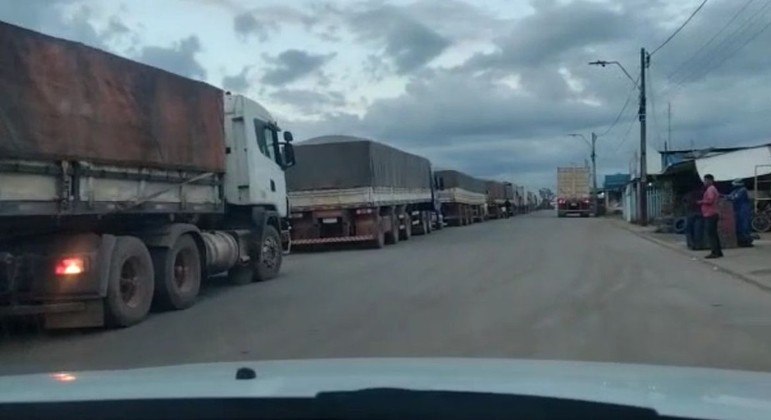 Greve na Receita causa fila na aduana e mais 500 caminhões partem de Manaus e Boa Vista 