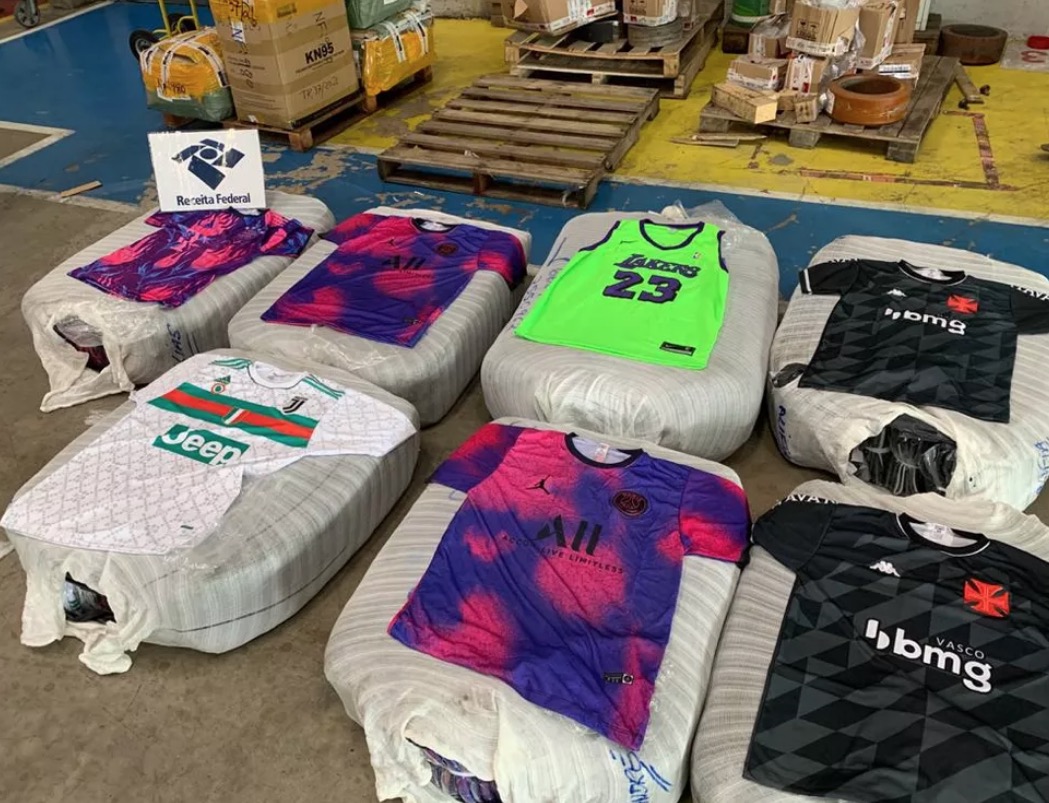 Receita apreende camisas falsificadas em Manaus; carga avaliada em R$40 mil