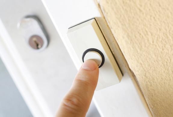 Homem persegue e atira contra crianças que tocaram campainha de sua casa por brincadeira