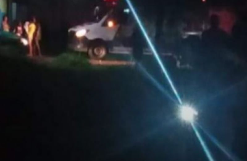 Homem é perseguido e assassinado a pauladas na frente de hospital no Amazonas