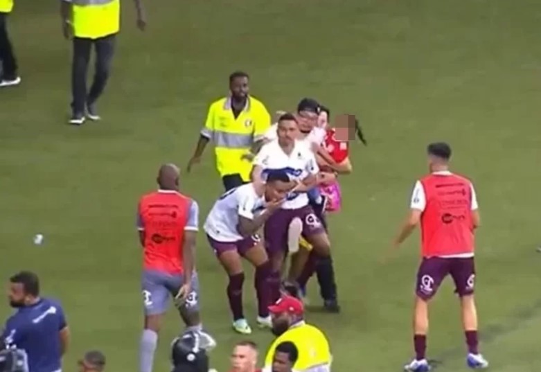 Polícia indicia torcedor do Inter que invadiu campo com filha por lesão