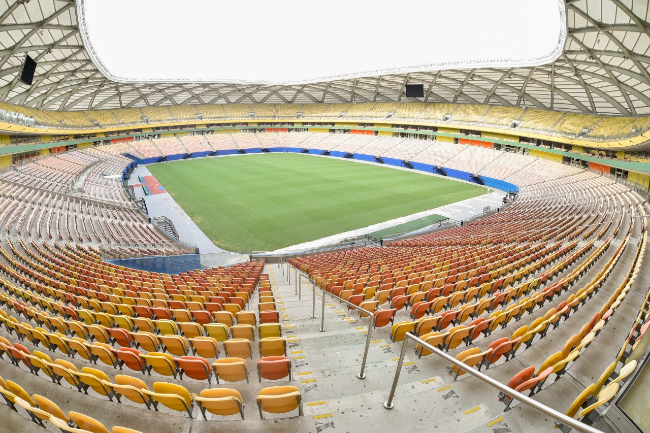 Arena da Amazônia recebe últimos reparos antes de jogo entre Brasil x Uruguai