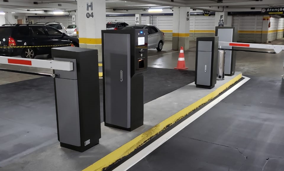 Motorista roubado antes de cruzar cancela do estacionamento de shopping é indenizado