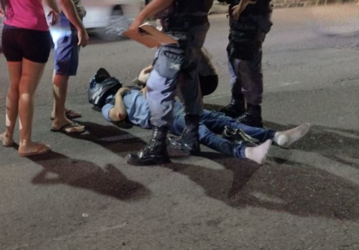 Motociclista tenta se desviar de cachorro e acaba sofrendo acidente em Manaus