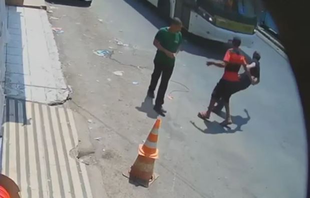 Homem joga irmão na frente de ônibus para que ele parasse de consumir bebidas alcoólicas