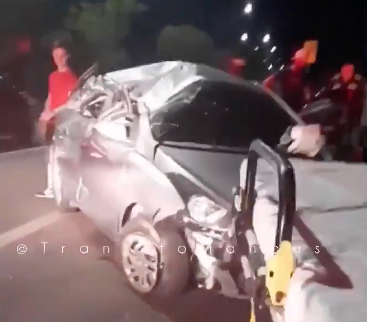 Carro capota na estrada da Ponta Negra e mulher fica ferida; vídeo