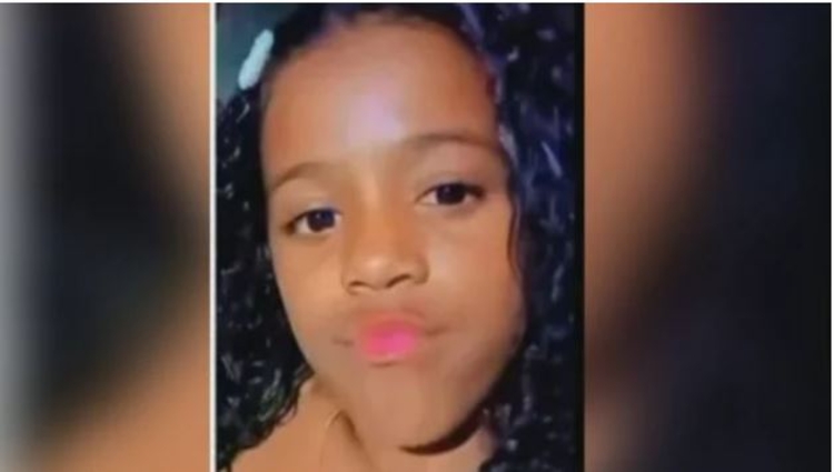 Menina que sofreu acidente com carro alegórico é enterrada