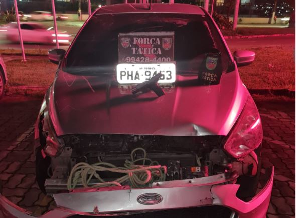 Criminosos arrebentam carro em residência durante perseguição em Manaus