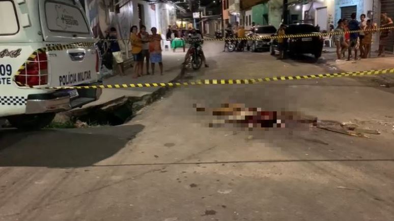 Dupla morre com rosto desfigurado a pauladas em Manaus