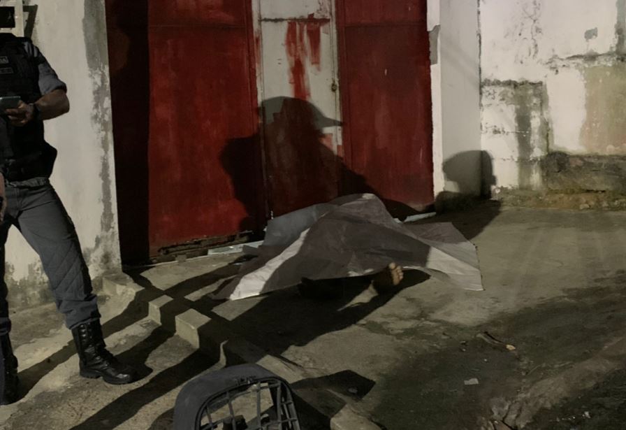 Criminosos em moto matam homem na frente de vizinhos em Manaus