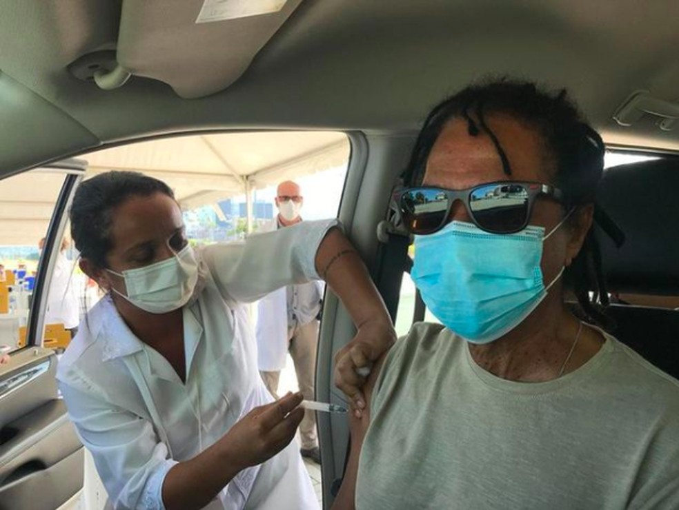 Aos 72 anos, Djavan recebe primeira dose da vacina contra Covid-19
