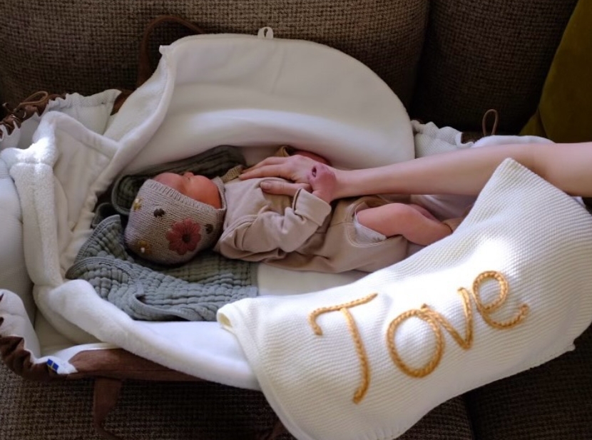 Lily Collins anuncia nascimento de filha através de barriga de aluguel