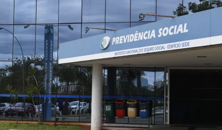 Senadores coletam assinaturas na Câmara para criar CPMI do INSS