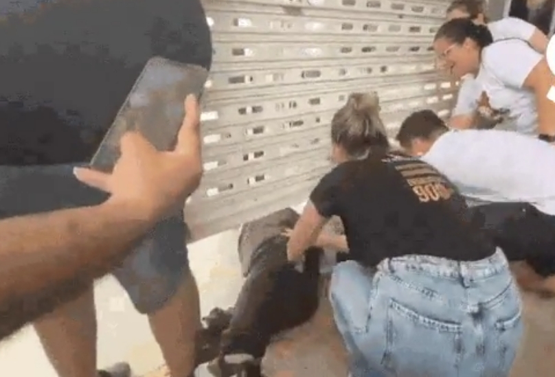 Enem: candidato empurrado por baixo de portão no 1° dia, chega com 1 hora de antecedência