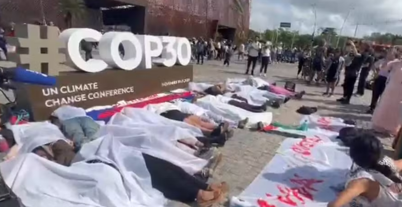 Mexicanos protestam na COP30 em Belém contra ataques a ativistas ambientais